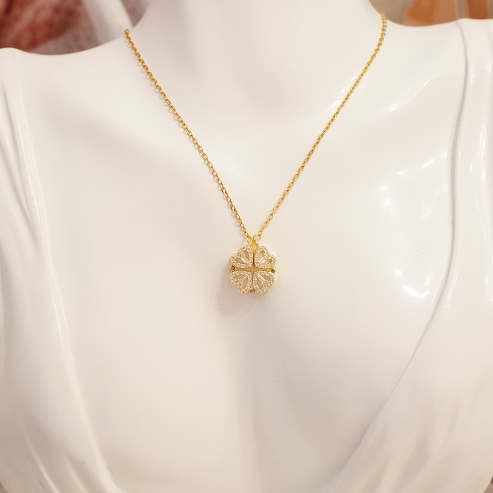 Elegant Gold Pendant Necklace